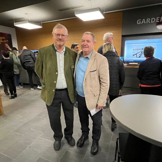 Bild enthält, Coat, People, Person, Plywood, Jacket, Blazer, Monitor, Screen, Adult, Woman