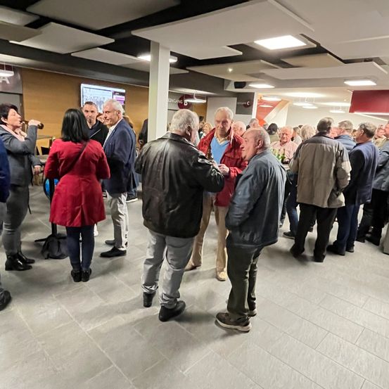 Bild enthält, People, Person, Adult, Female, Woman, Airport, Indoors, Male, Man, Shoe