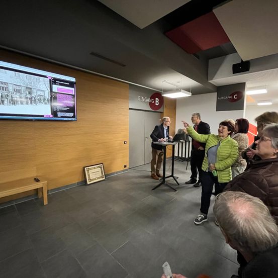 Bild enthält, People, Person, Crowd, Shoe, Adult, Male, Man, Indoors, Classroom, Speaker