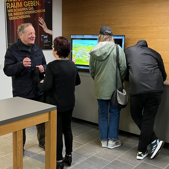 Bild enthält, Handbag, Adult, Male, Man, Person, Shoe, Female, Woman, Desk, Hat
