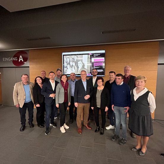 Bild enthält, Groupshot, Person, Adult, Male, Man, Coat, People, Suit, Pants