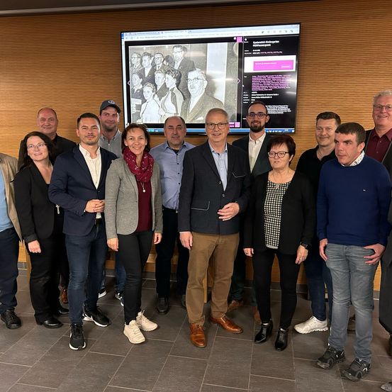 Bild enthält, Groupshot, Person, Adult, Male, Man, Coat, Female, Woman, Pants, Skirt