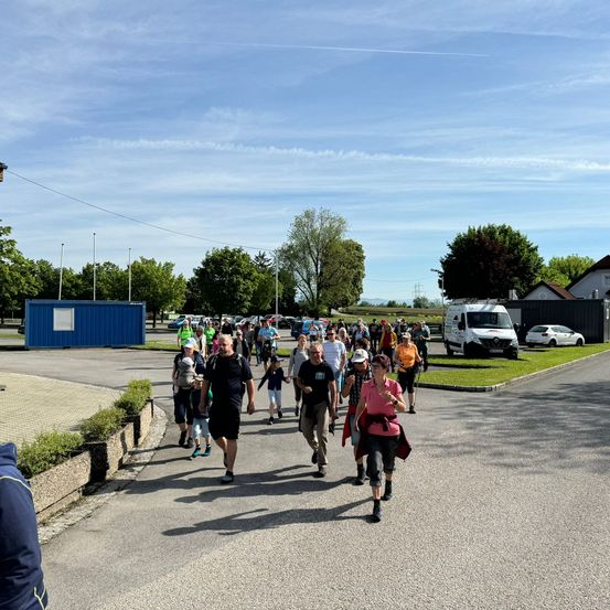 Bild enthält, Person, Walking, Neighborhood, City, Road, Street, Urban, Shelter, People, Path