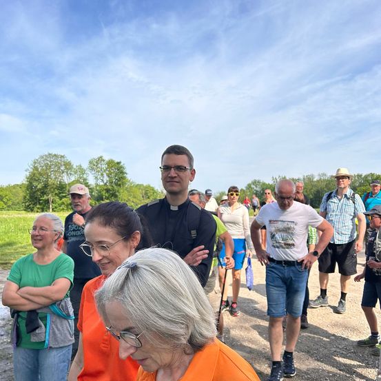 Bild enthält, Person, Walking, Adult, Female, Woman, Shoe, Male, Man, Wristwatch, People