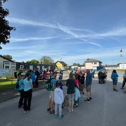 Bild enthält, Backpack, Urban, People, Person, Walking, Glove, City, Shoe, Hat, Car