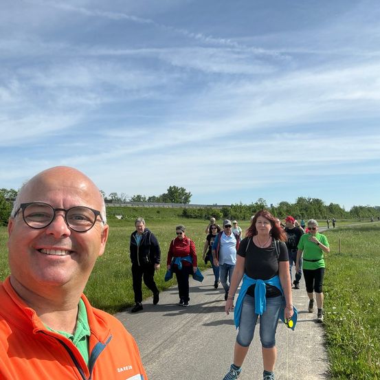 Bild enthält, Grass, Park, Walking, Path, Vegetation, Portrait, Trail, Tree, Glasses, Hiking