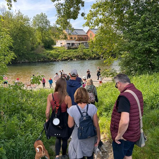 Bild enthält, Nature, Outdoors, Scenery, Bag, Handbag, Adult, Male, Man, Person, Dog