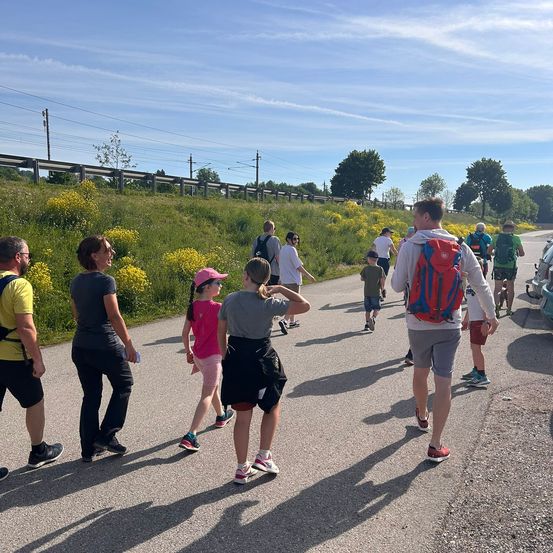 Bild enthält, Person, Walking, People, Bag, Backpack, Shoe, Adult, Male, Man, Teen