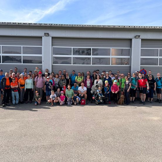 Bild enthält, College, Lamp, Shoe, Person, Handbag, Hat, Dog, Soccer Ball, Helmet, Groupshot