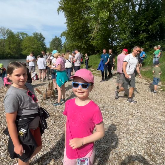 Bild enthält, Park, Path, Walking, Vegetation, Portrait, Sunglasses, Summer, Tree, Woodland, Grove