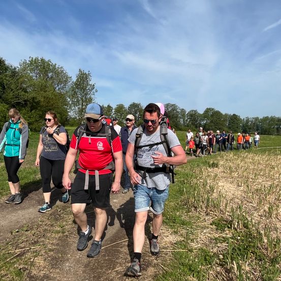 Bild enthält, Bag, Shoe, Female, Girl, Person, Teen, Adult, Male, Man, Glasses