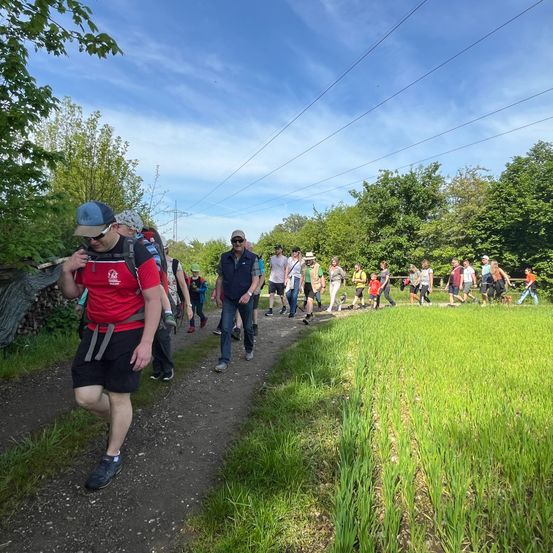 Bild enthält, Person, Walking, Bag, Shoe, Hat, Glove, Backpack, Backpacking, Glasses, Outdoors