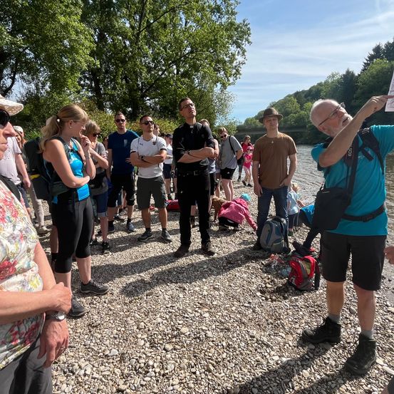 Bild enthält, Park, Summer, Shorts, Vegetation, Tree, Person, Photography, Portrait, Hat, Shoe