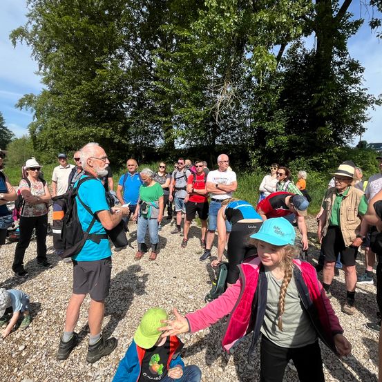 Bild enthält, Park, Person, Walking, Vegetation, Tree, Hiking, Bag, People, Adult, Woman