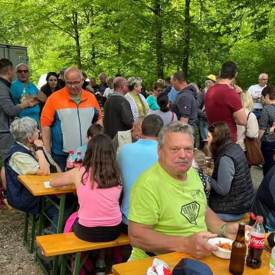 Bild enthält, Handbag, Adult, Female, Person, Woman, Male, Man, Glasses, Child, Girl