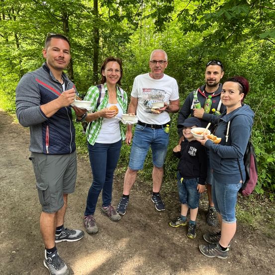 Bild enthält, Vegetation, Grass, Park, Tree, Woodland, Grove, Pants, Shorts, Portrait, Shoe