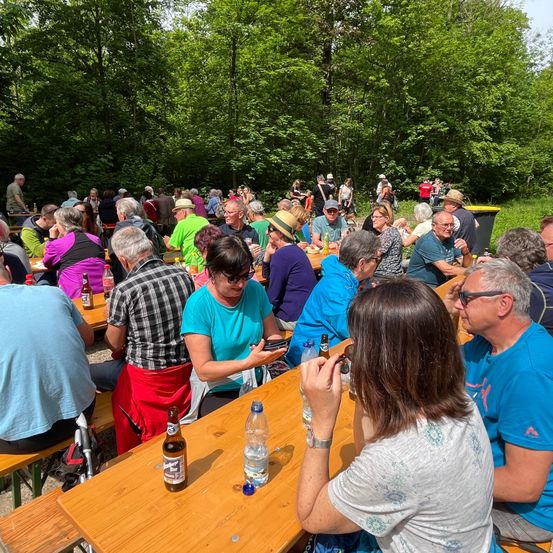 Bild enthält, Adult, Female, Person, Woman, Nature, Outdoors, Male, Man, Shoe, People