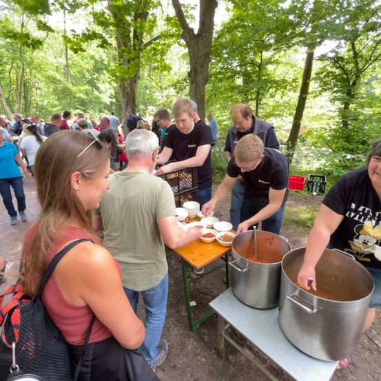 Bild enthält, Adult, Female, Person, Woman, Male, Man, Boy, Teen, Wristwatch, Handbag