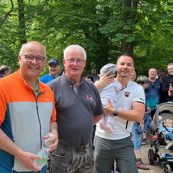 Bild enthält, Vegetation, Tree, Woodland, People, Person, Shoe, Wristwatch, Glasses, Portrait, Man