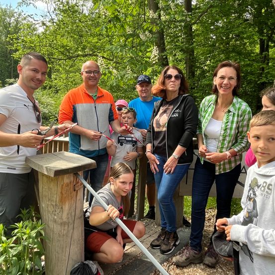 Bild enthält, Grass, Park, Vegetation, Tree, People, Portrait, Woodland, Summer, Grove, Soil