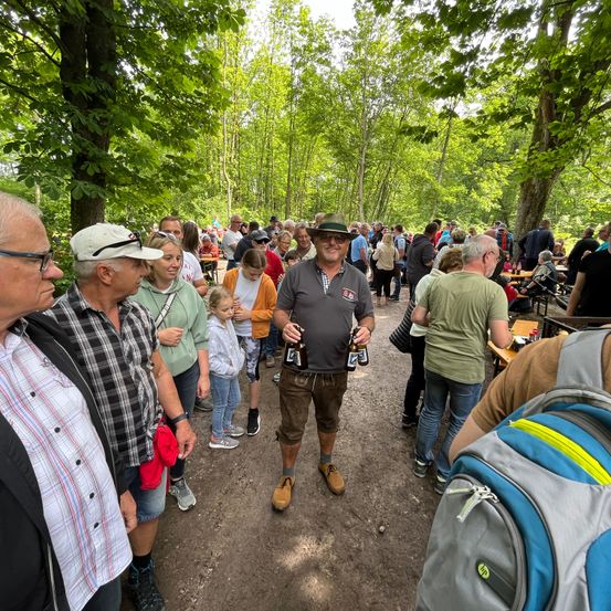Bild enthält, Person, Walking, Shoe, Adult, Male, Man, Hat, Vegetation, Tree, Bag