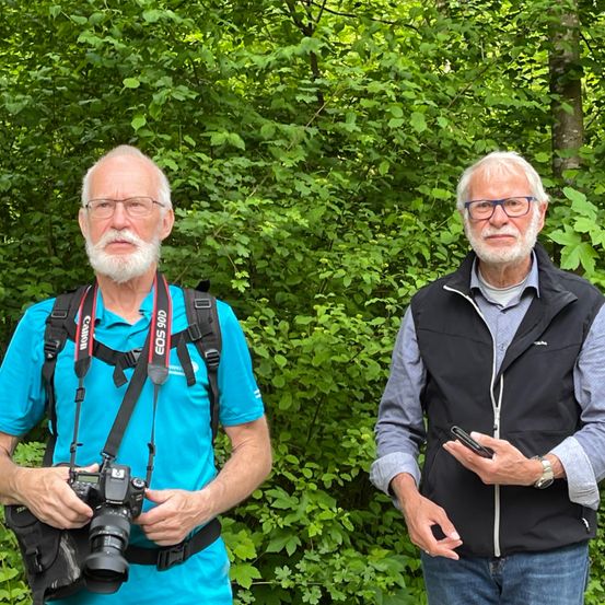 Bild enthält, Photography, Vegetation, Adult, Male, Man, Person, Portrait, Wristwatch, Mobile Phone, Glasses