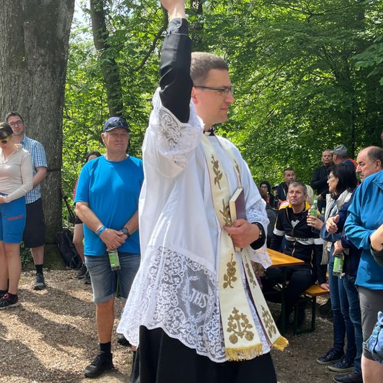 Bild enthält, Handbag, Wristwatch, Shoe, Person, People, Tree, Adult, Female, Woman, Glasses