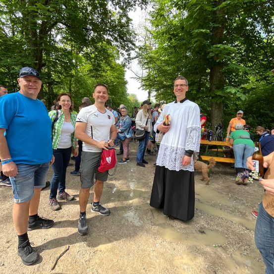 Bild enthält, Park, Tree, Vegetation, People, Shoe, Woodland, Pants, Handbag, Shorts, Hat