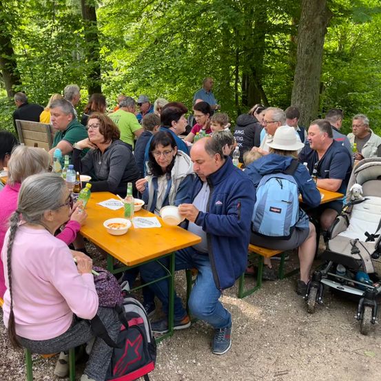 Bild enthält, Adult, Female, Person, Woman, People, Child, Girl, Male, Man, Fun