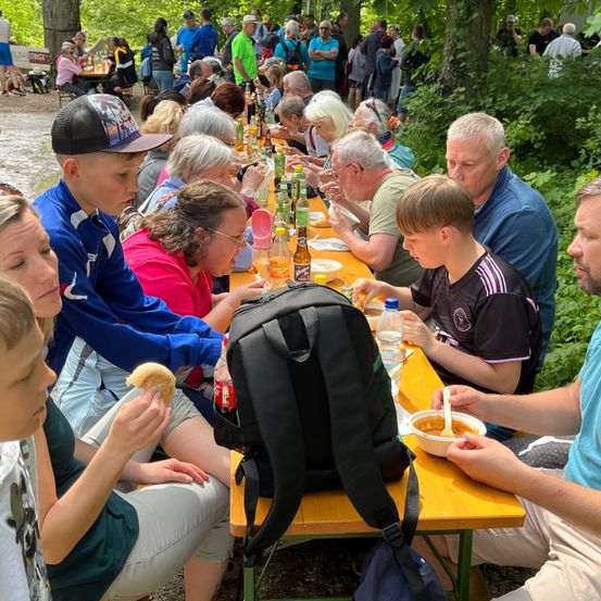 Bild enthält, Adult, Male, Man, Person, Boy, Child, Glasses, Bread, Handbag, Fun