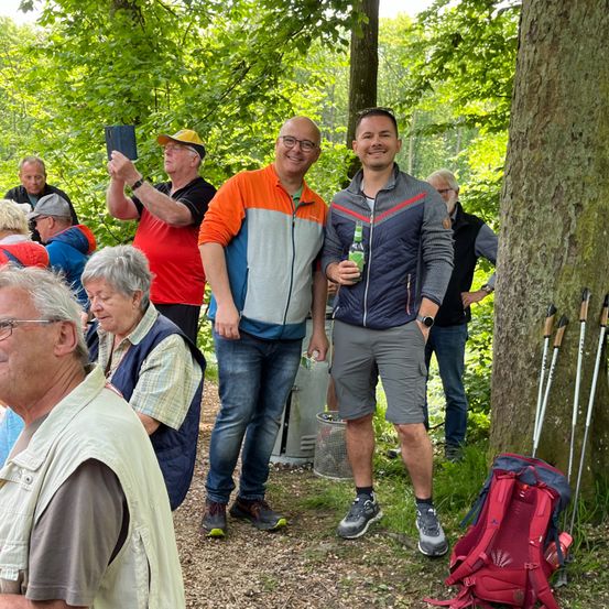 Bild enthält, Grove, Land, Tree, Vegetation, Woodland, Grass, Park, Pants, Portrait, Soil