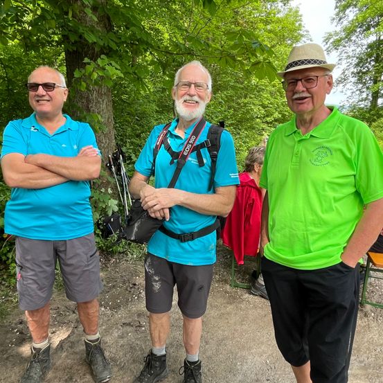 Bild enthält, Shorts, Vegetation, Hiking, Person, Portrait, Park, Tree, Woodland, Shoe, Bag