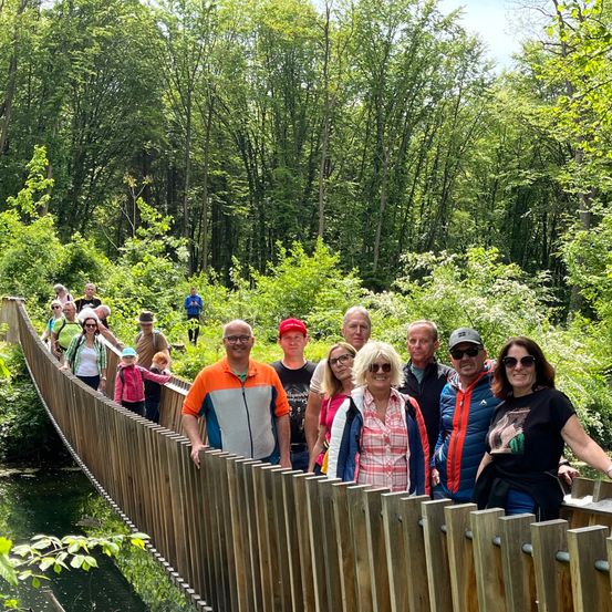 Bild enthält, Vegetation, Grove, Land, Tree, Woodland, Jungle, Park, Adult, Person, Woman