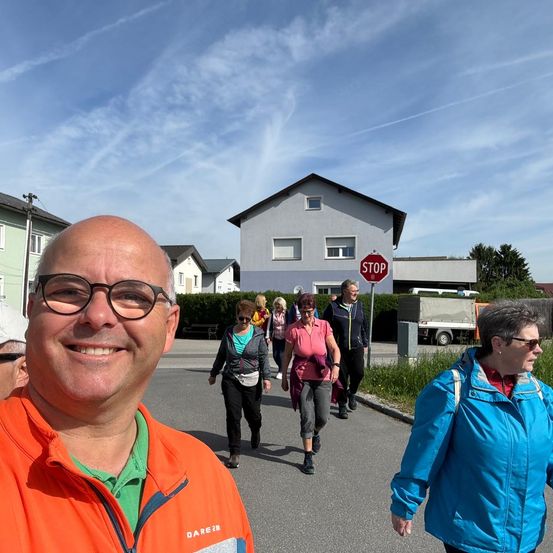 Bild enthält, Neighborhood, Shelter, Coat, Walking, Glasses, Jacket, City, Street, Photography, Portrait