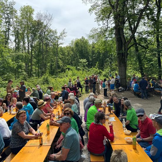 Bild enthält, People, Person, Adult, Female, Woman, Male, Man, Outdoors, Nature, Countryside