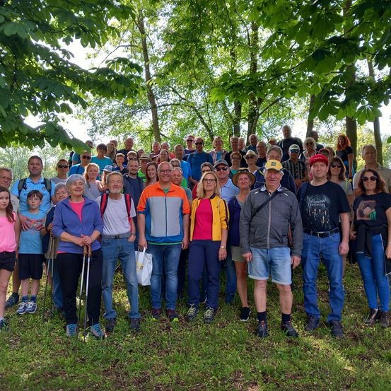 Bild enthält, Grass, Park, Tree, Vegetation, Pants, People, Grove, Woodland, Portrait, Jeans