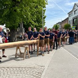 Bild enthält, People, Person, Neighborhood, Shoe, Adult, Male, Man, Glasses, Handbag, Hat