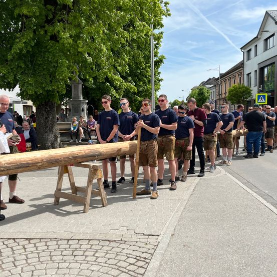 Bild enthält, People, Person, Neighborhood, Shoe, Adult, Male, Man, Glasses, Handbag, Hat