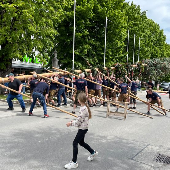 Bild enthält, People, Person, Adult, Male, Man, Walking, Child, Female, Girl, Car