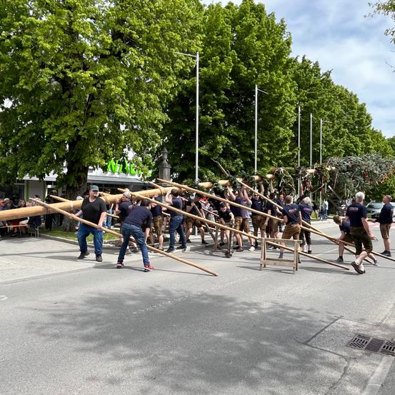 Bild enthält, People, Person, Car, Spear, Shoe, Vegetation, Hat