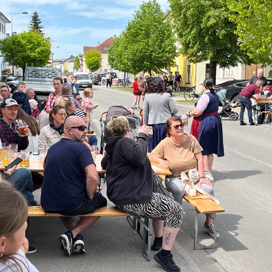Bild enthält, Restaurant, Urban, Shoe, Adult, Female, Person, Woman, Child, Girl, Man