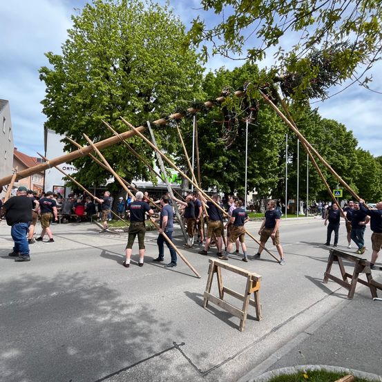 Bild enthält, People, Person, Footwear, Shoe, Bicycle, Spear