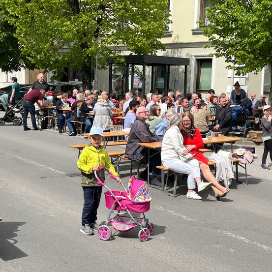 Bild enthält, City, People, Person, Shoe, Adult, Male, Man, Neighborhood, Female, Woman