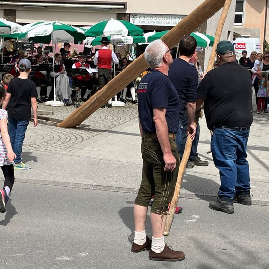 Bild enthält, Shorts, Person, Walking, City, Child, Female, Girl, Adult, Male, Man