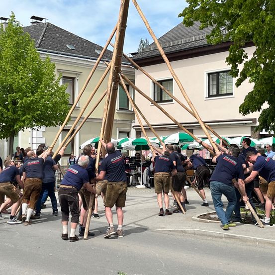 Bild enthält, People, Person, Adult, Male, Man, Footwear, Shoe, Jeans, Pants, Shorts