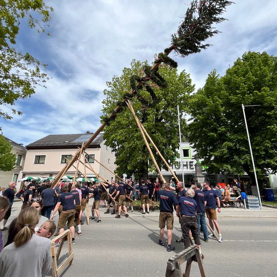 Bild enthält, People, Person, Shoe, Adult, Female, Woman, Male, Man, Glasses, Walking