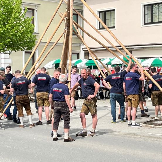 Bild enthält, People, Person, Adult, Male, Man, Footwear, Shoe, Jeans, Pants, Shorts
