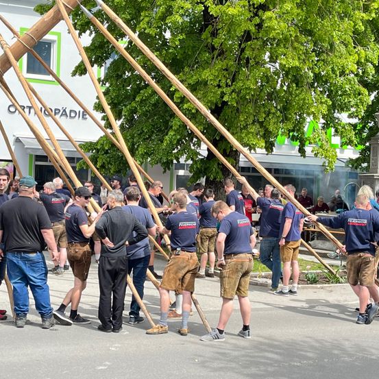 Bild enthält, People, Person, Adult, Male, Man, Shoe, Jeans, Shorts, Spear