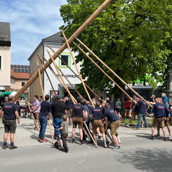 Bild enthält, People, Person, E-scooter, Shoe, Spear