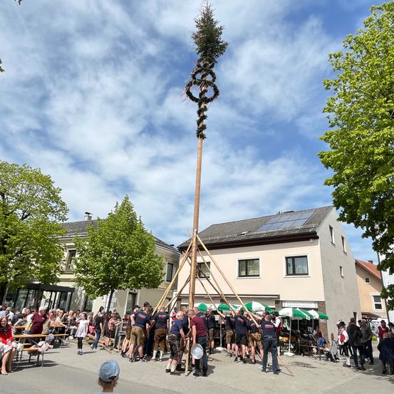 Bild enthält, Tree, City, Neighborhood, Person, People, Shoe, Urban, Hat, Handbag, Walking